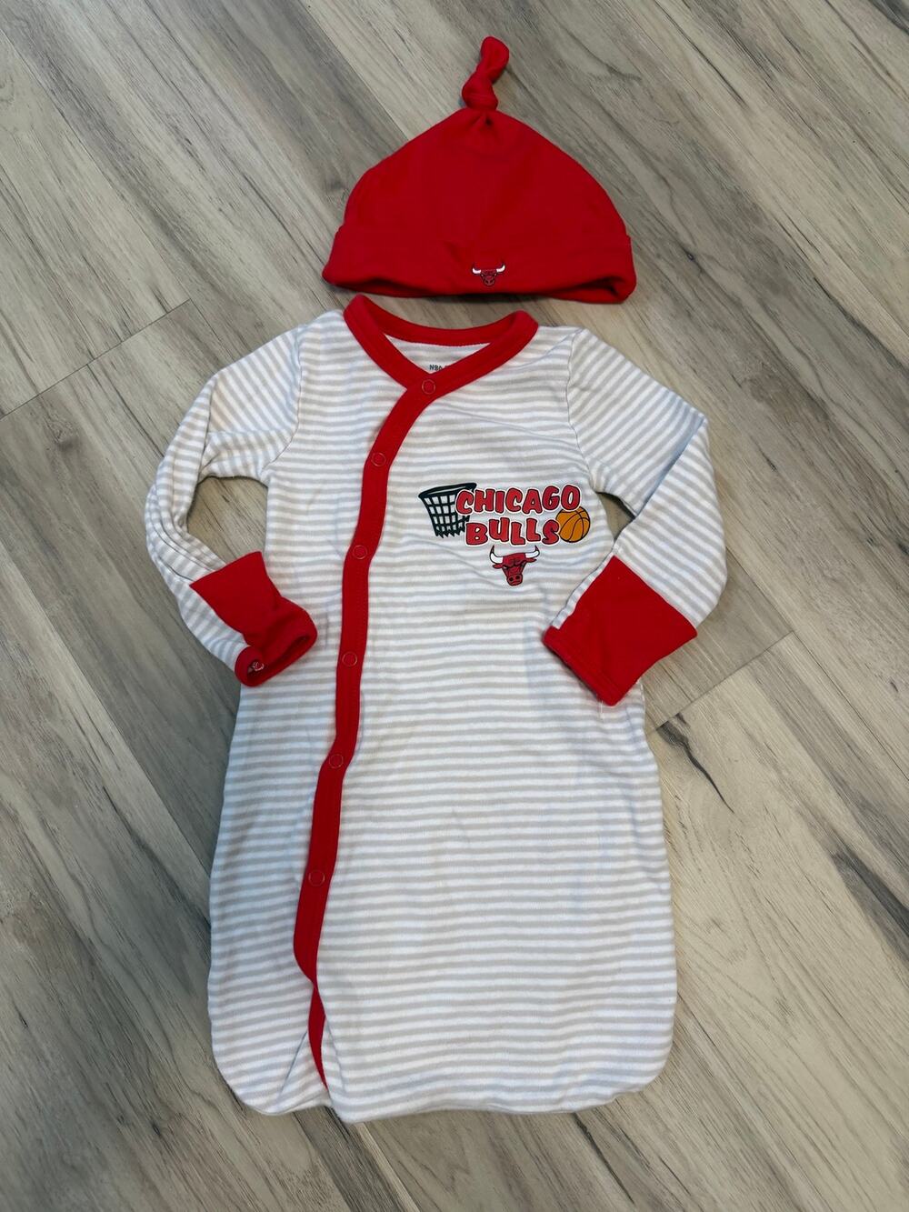 NBA Baby Chicago Bulls Children Unisex Gown Hat Sleeper Set 1 Size 0-6M Grey Red